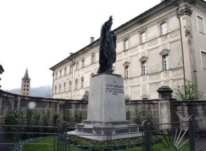 La statua di S.Anselmo restaurata