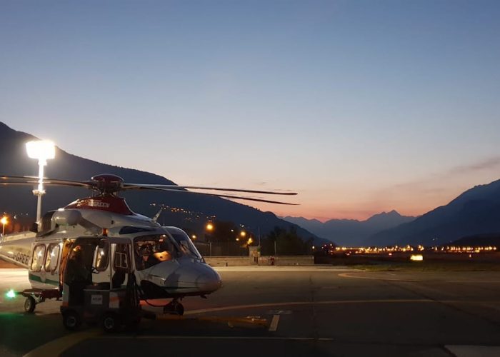 Il decollo dell'elicottero SA1 all'alba.
