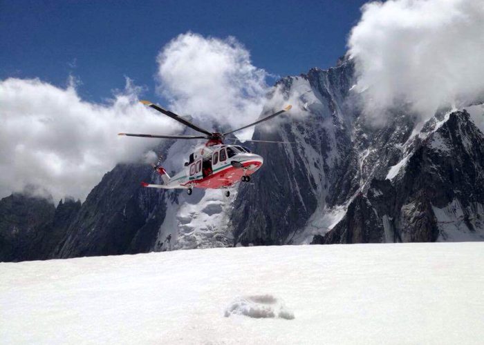 L'AW139 dell'elisoccorso valdostano in una missione in quota.