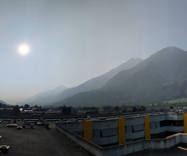 Il fumo degli incendi in Canada a Saint-Christophe - Foto Arpa VdA