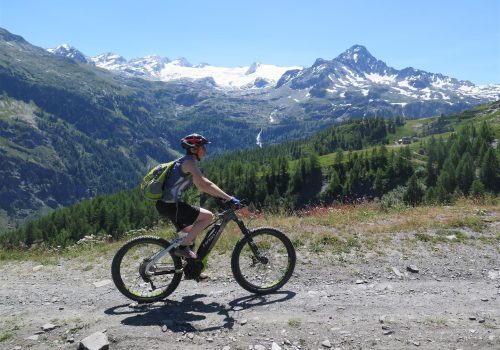 Immagine di archivio - salita in mountain bike