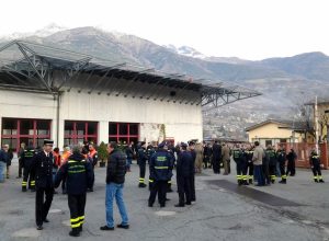 Autorità e partecipanti in attesa nel cortile della caserma di corso Ivrea.