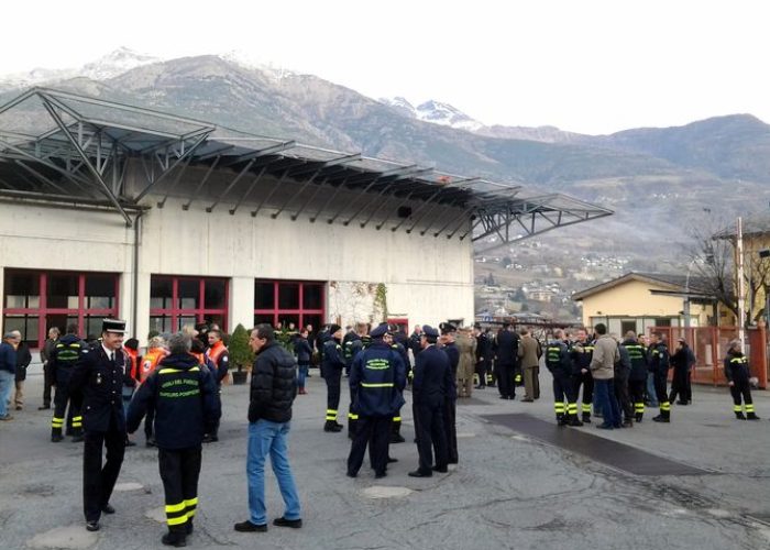 Autorità e partecipanti in attesa nel cortile della caserma di corso Ivrea.