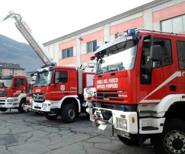 Alcuni mezzi dei Vigili del fuoco, schierati in occasione della cerimonia.
