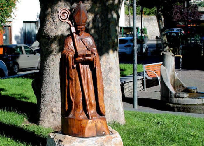 Statua di Sant'Anselmo in Piazza Arco di Augusto