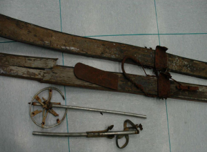 Gli sci e i bastoncini ritrovati assieme ai resti umani.