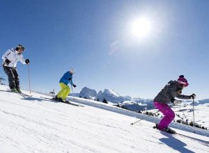 sciatori su pista settimana bianca - calze termiche