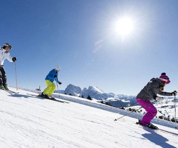 sciatori su pista settimana bianca - calze termiche