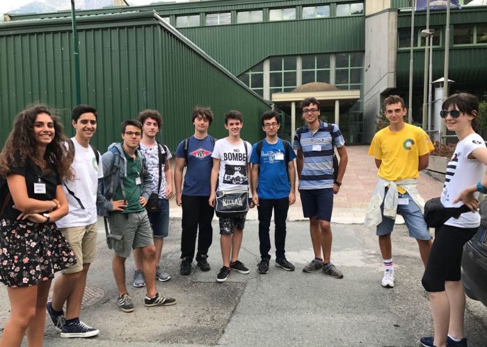 Gli studenti che prendono parte allo stage di scienze della terra