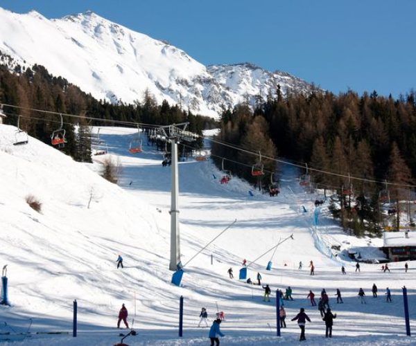 Sciatori sulle piste a Pila