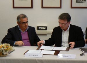 Salvatore Luberto e Albert Lanièce firmano il protocollo d'intesa tra la Lilt Valle d'Aosta e l'assessorato alla sanità, salute e politiche sociali.