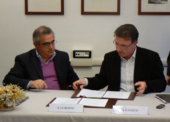 Salvatore Luberto e Albert Lanièce firmano il protocollo d'intesa tra la Lilt Valle d'Aosta e l'assessorato alla sanità, salute e politiche sociali.