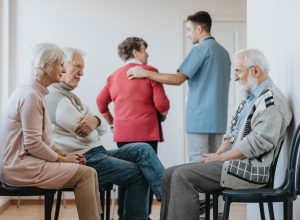 Gruppi di anziani, persone anziane, anziani