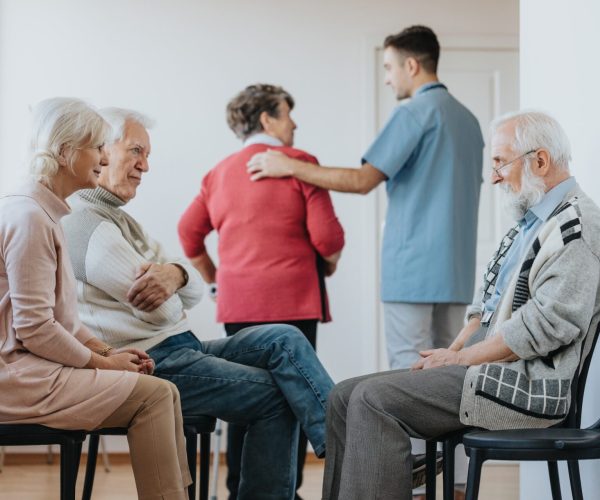 Gruppi di anziani, persone anziane, anziani