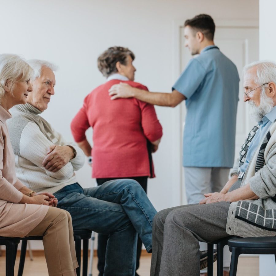 Gruppi di anziani, persone anziane, anziani