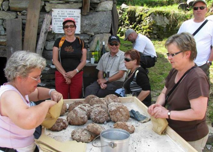 Quelques membres de la délégation mélaire à l’heure de prendre livraison du pain aux châtaignes façon Enzo Bordet au four banal de Crest. A gauche, Elena Savin, de Pontboset, sans qui la rencontre n’aurait pas eu lieu.