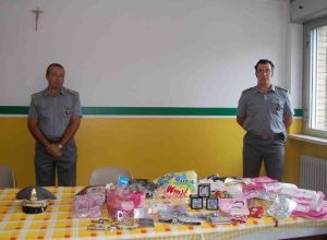 Gli oggetti contraffatti sequestrati dalla Finanza