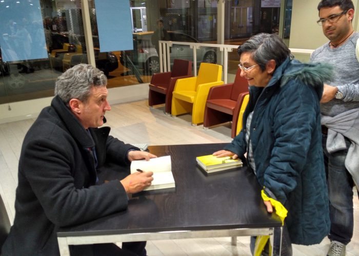 Antonio Manzini firma autografi al termine della serata