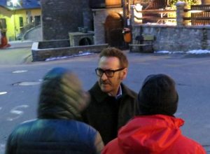 L'attore Marco Giallini, protagonista della fiction, sul set di Sarre.