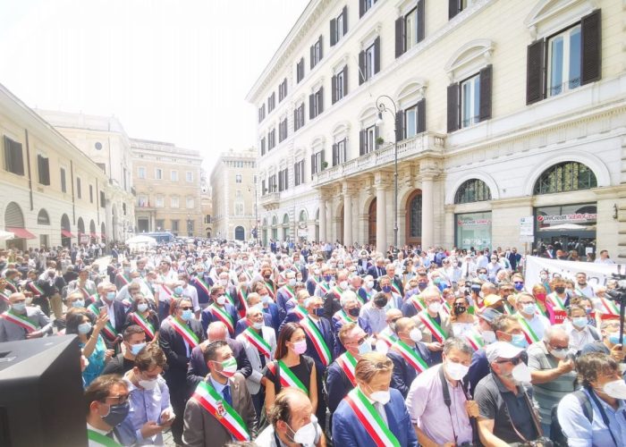 La manifestazione #dignitàperisindaci a Roma