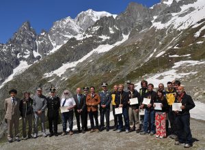 I soccorritori posano con le autorità presenti alla cerimonia.