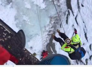 Soccorsi sulla cascata di ghiaccio a Cogne