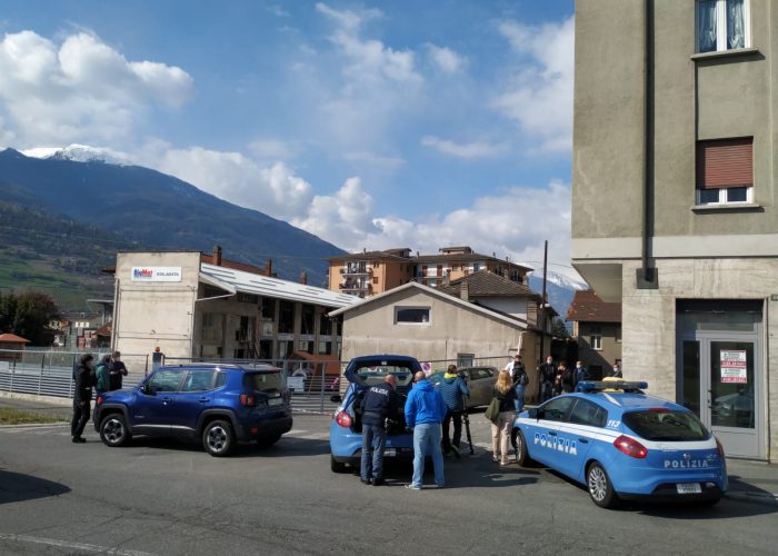 Donna trovata morta -  sopralluogo della polizia