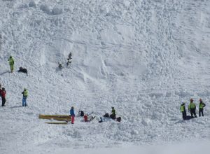 Soccorritori e inquirenti sul luogo della valanga.