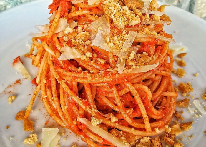 Spaghetti con pesto di pomodori secchi, pecorino e tarallo sbriciolato