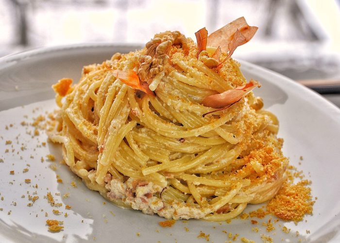 Spaghetti con salsa di noci e speck