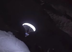 la discesa speedriding notturna di Valentin Delluc dal Monte Bianco