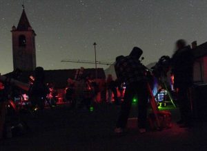 Star Party 2007. Un astrofilo all'opera mentre monta il suo telescopio
