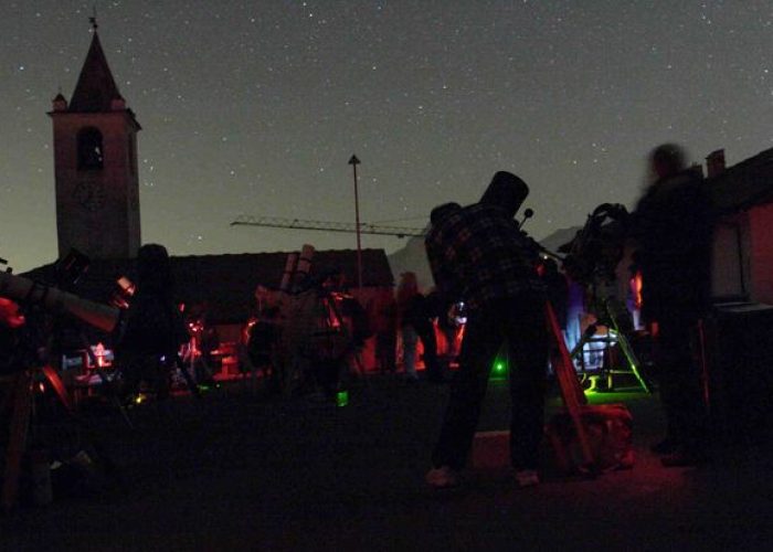 Star Party 2007. Un astrofilo all'opera mentre monta il suo telescopio