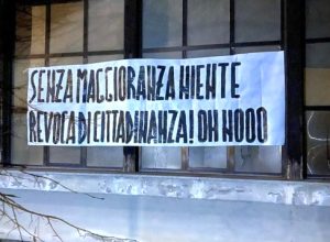 striscione ironizza su mancata revoca cittadinanza