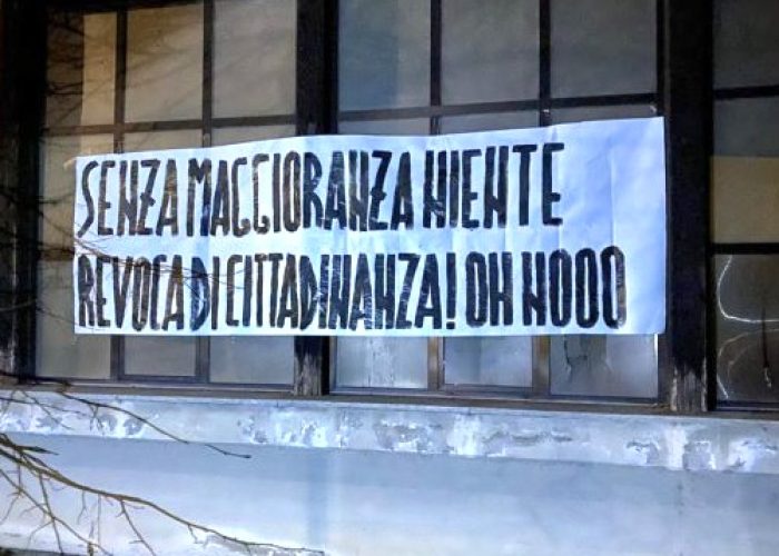 striscione ironizza su mancata revoca cittadinanza