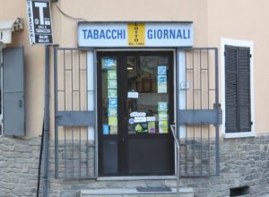 La tabaccheria che un uomo incappucciato ha tentato di rapinare.