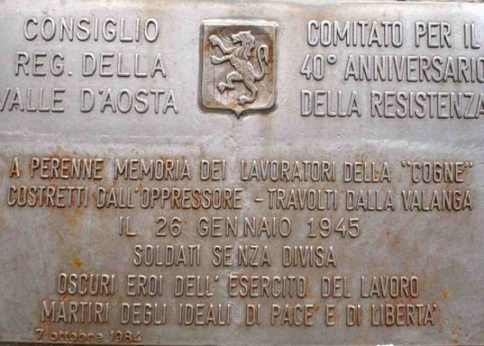 La targa commemorativa della vittime del Col du Mont