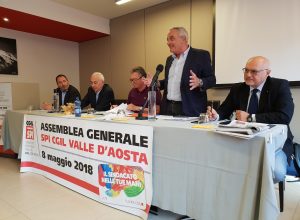 Il tavolo dei relatori Spi Cgil con, primo a sinistra, Domenico Falcomatà