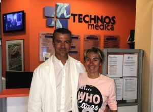 Il dottor Marco Patacchini di Technos Medica con la campionessa di trail Francesca Canepa.