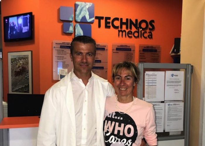 Il dottor Marco Patacchini di Technos Medica con la campionessa di trail Francesca Canepa.