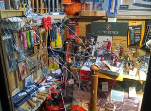 I segni del tentativo di "spaccata" alla ferramenta "Vaudan".