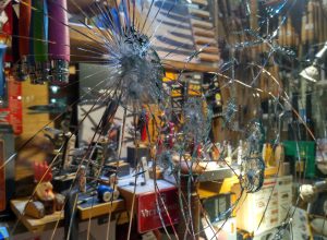 I segni del tentativo di "spaccata" alla ferramenta "Vaudan".