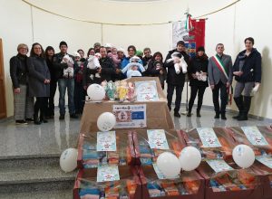 consegna puetta ai bambini di Arvier