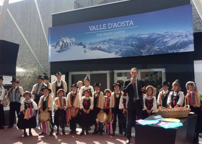 I Lou Tintamaro de Cogne all'inaugurazione dello spazio Valle d'Aosta