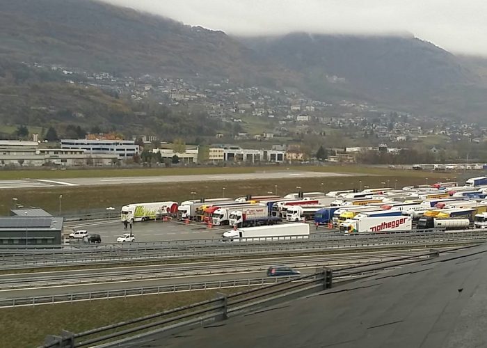 Coda di Tir fermi - Foto di Maximillian Noussan