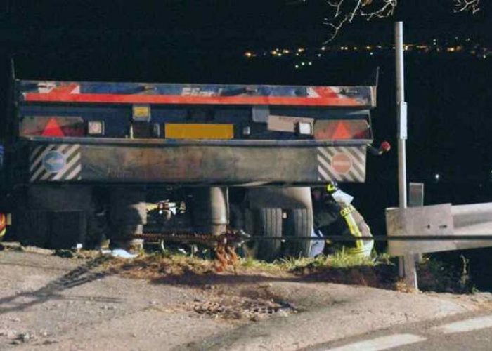Il Tir fuori strada