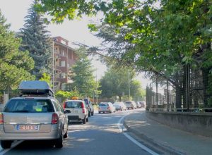 Auto in coda alla rotonda dell'ospedale di Aosta