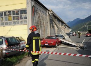 Il trave caduto sulle due auto