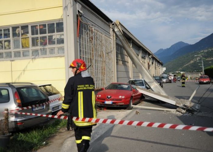 Il trave caduto sulle due auto