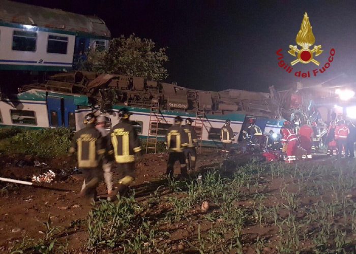 I soccorsi sulla scena dell'incidente (foto Vigili del fuoco).